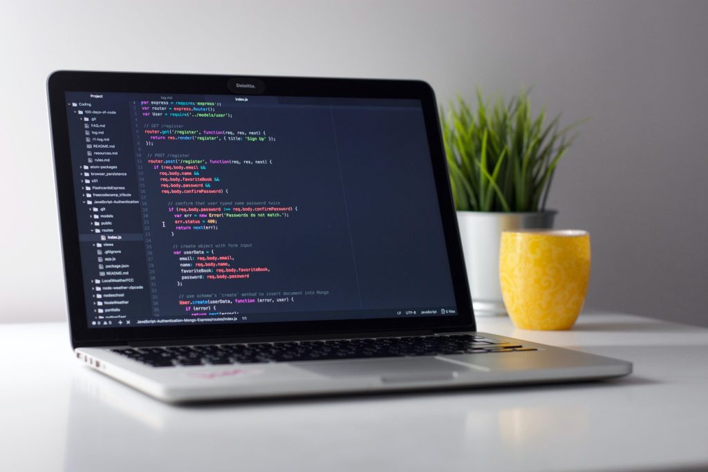 ordenador programando